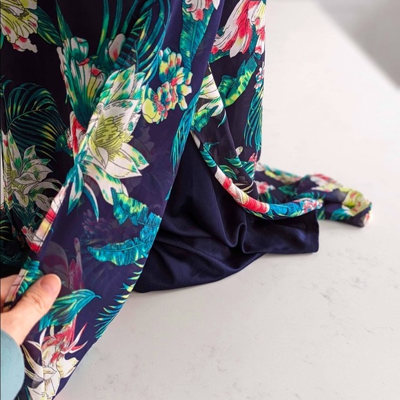 Beautiful dress with round neck and thin straps with fluid fabric and lined - Picture 4 of 10